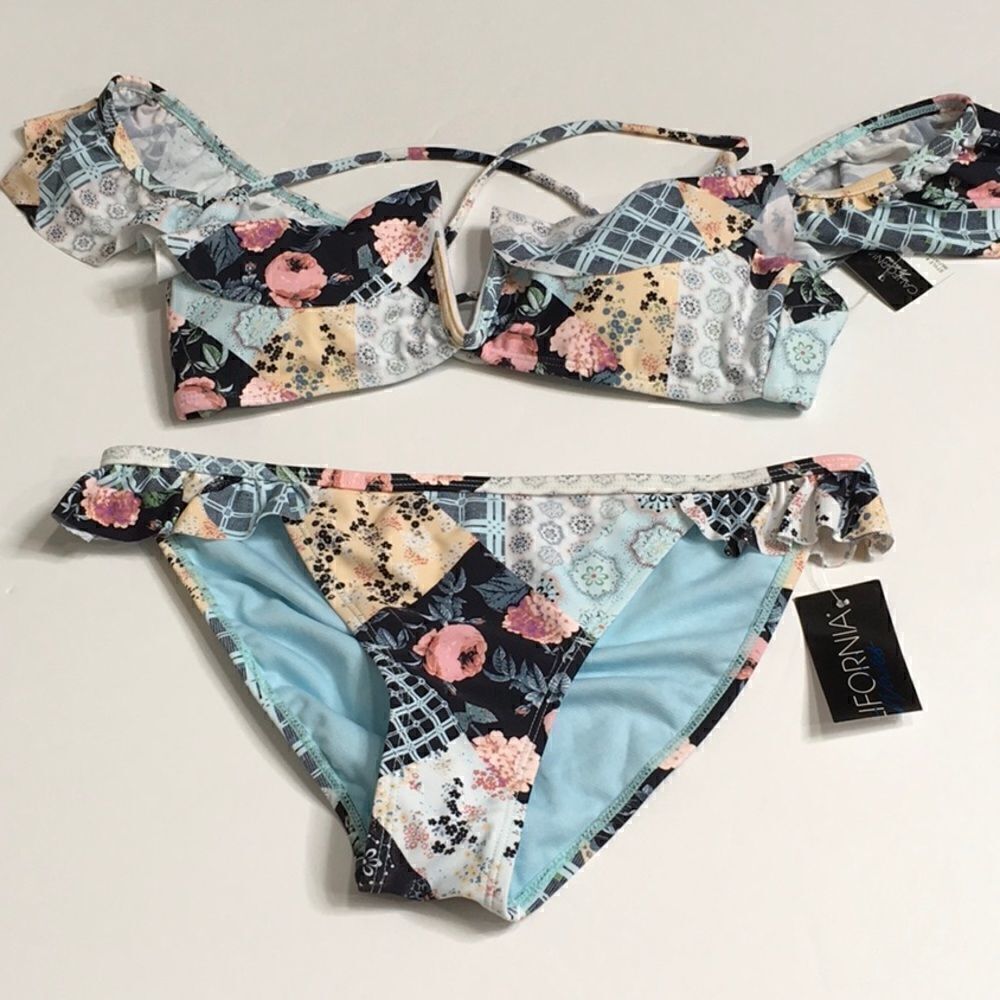 New. Floral patchwork ruffle bikini set. - Picture 7 of 9